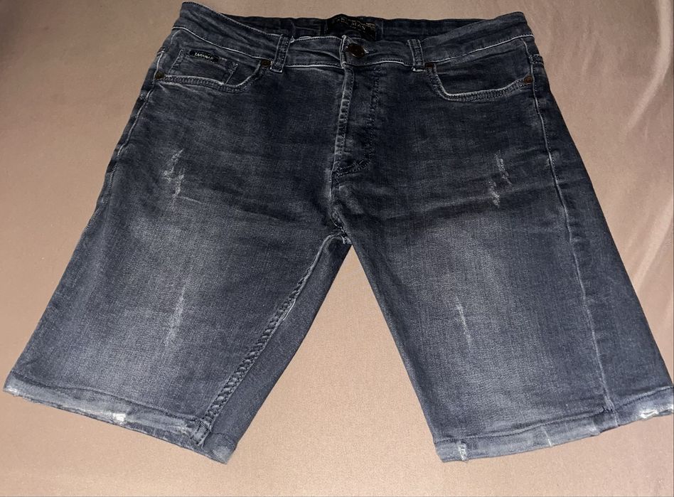 Pantaloni scurti de blugi