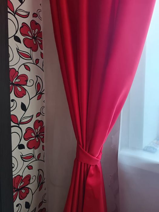 Продаю шторы  красные
