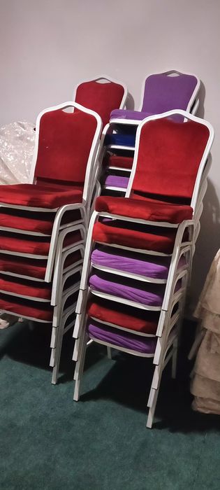 Стулья для банкета вместе с чехлами.