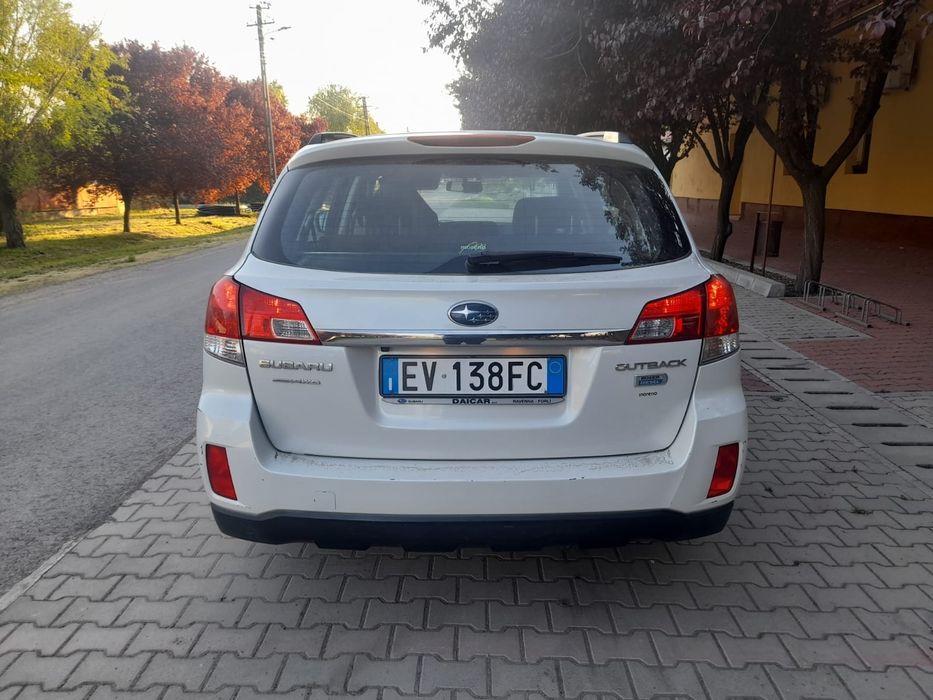 Vand subaru outbak 2015  2.0D cvt exclusive 150cp 265.000km cutie automata 6 trepte  motor cutie ok acte la zi