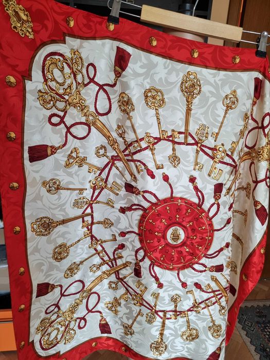 Голям копринен шал в червената гама