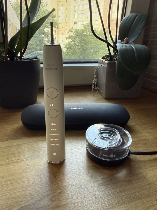 Philips Sonicare DiamondClean 9300 Smart White - Excellent Condition