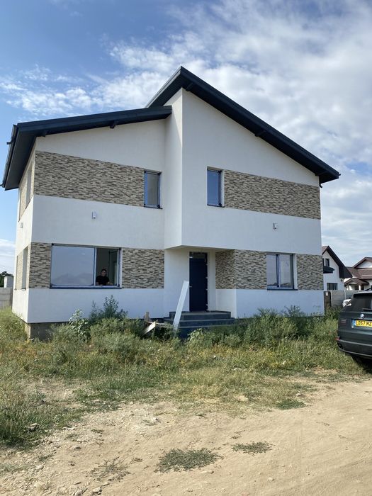 De vanzare vila parter + etaj