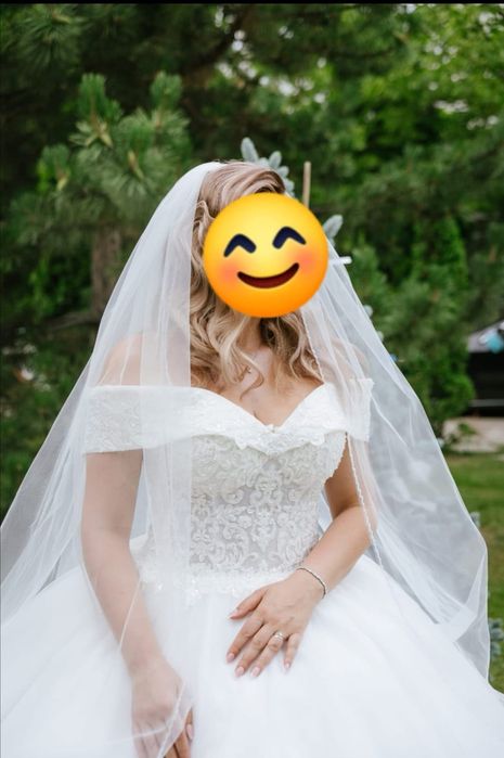 Vand rochie de mireasa deosebita cu crinolina si voal inclus.Pret 1700
