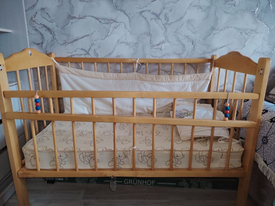 Продам детскую кровать с бортиками и матрацем