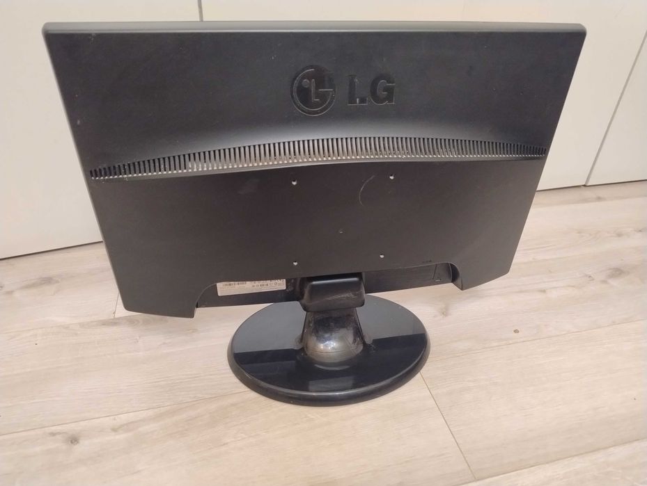21.5" LG Flatron W2243S-PF