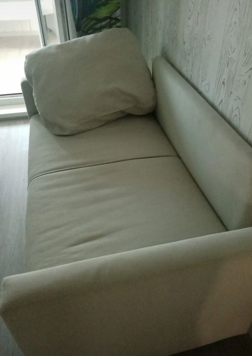 Диван с 2 подушками
