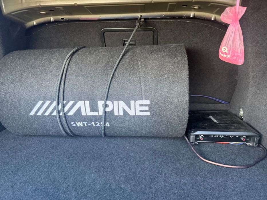 Subwoofer auto cu stație Alpine