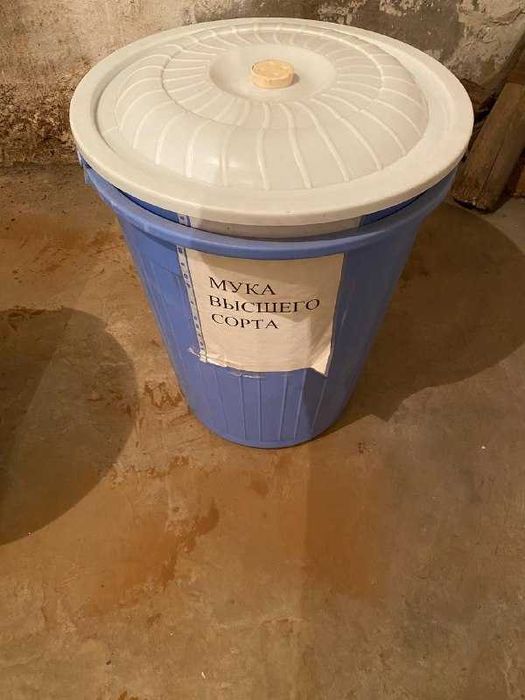 Подносы металлические и пластмассовые баки