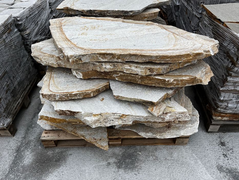 Големи плочи от естествен камък