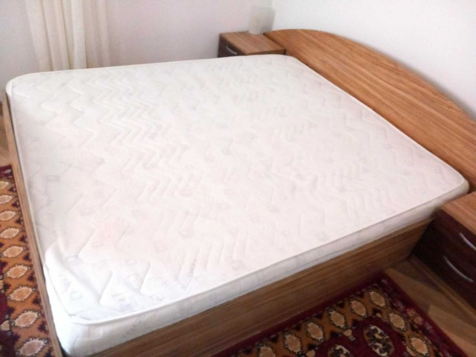 Спалня с матрак и нощни шкафчета