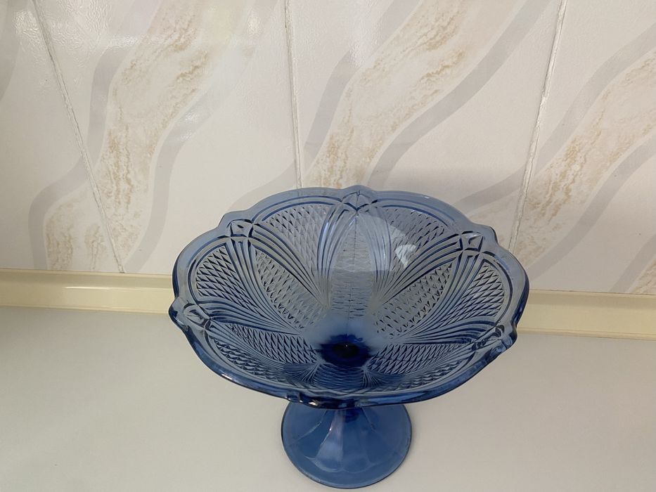 Продам вазу под фрукты на ножке