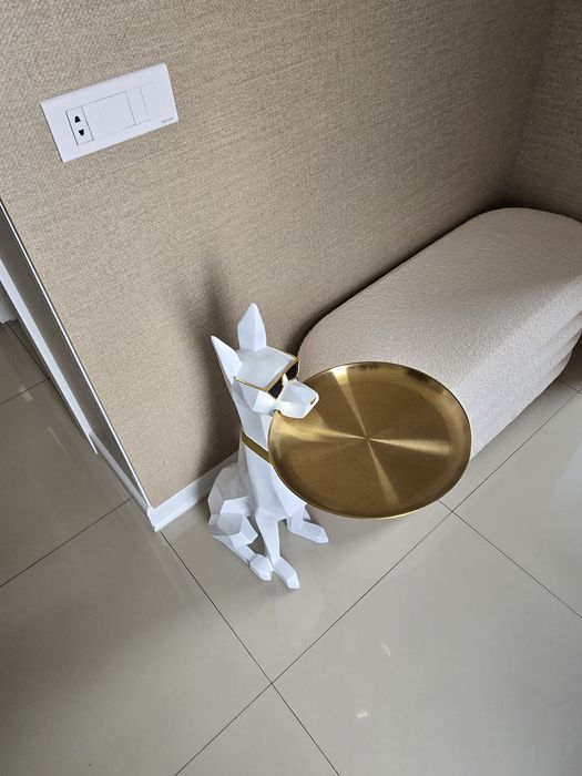 Masuta decorativa design modern – caine stil geometric + tava aurie