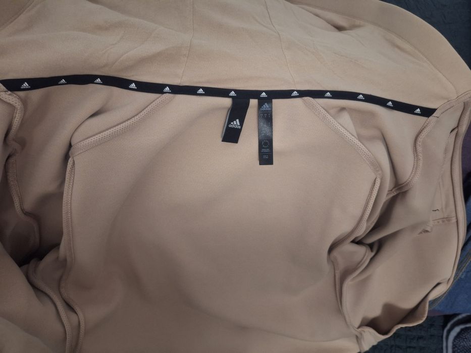 Vând trening Adidas, de culoare bej!