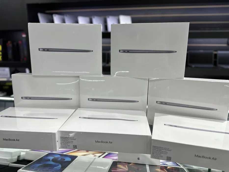 MacBook Air 13-inch M1 Chip/8GB RAM/256GB SSD