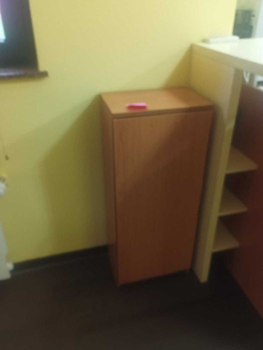 Предлагат се 10 бр. бюра  с контейнери и столове, заедно или поотделно