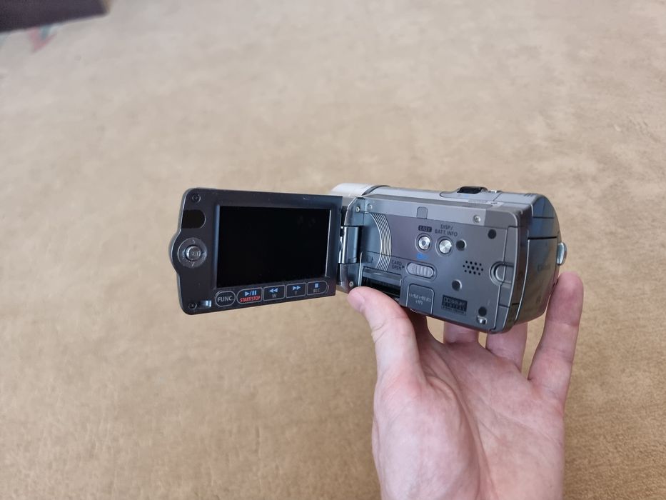 Видеокамера Canon HF100