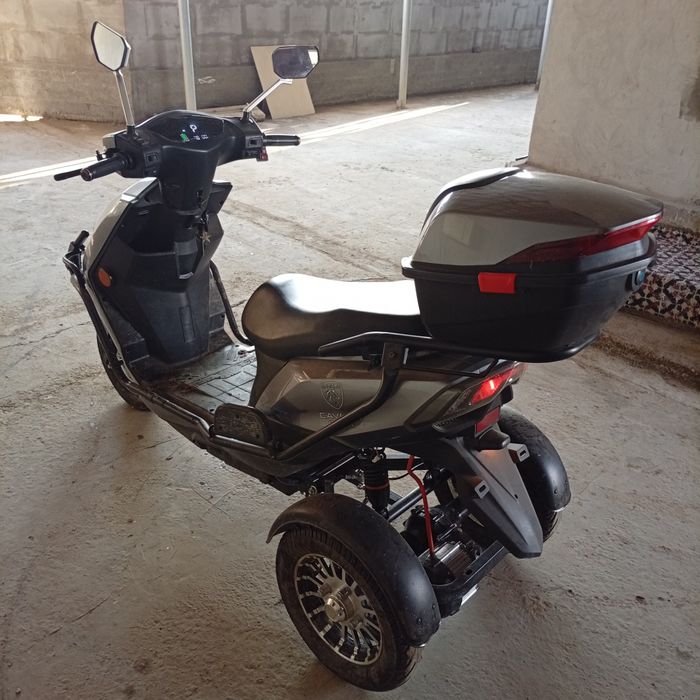 Скутер троих колес