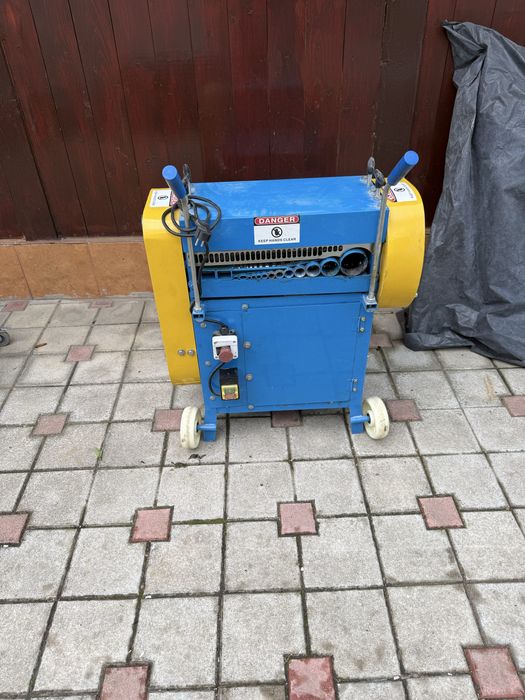 Utilaj de decojit cabluri automat