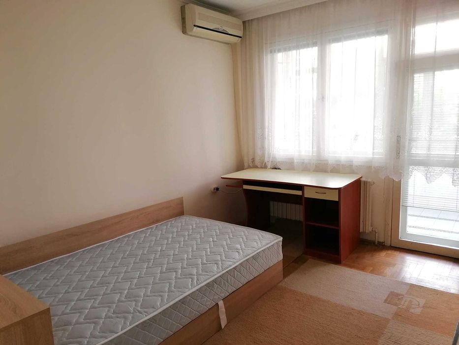 Давам под наем тристаен -център