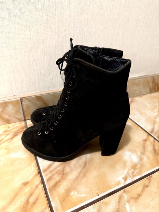Ghetute /botine negre cu sireturi si fermuar