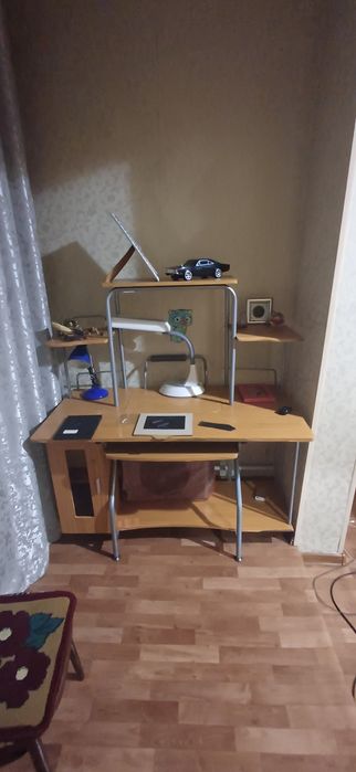 Продам компьютерый стол.
