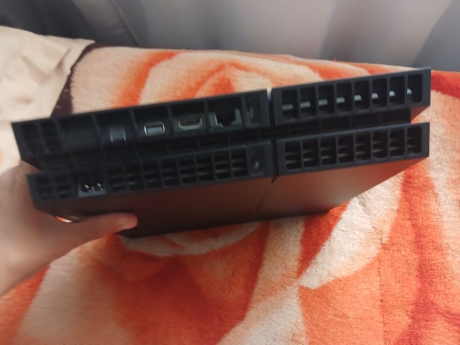 Vând ps4  stare buna  cu 5 jocuri 750 ron