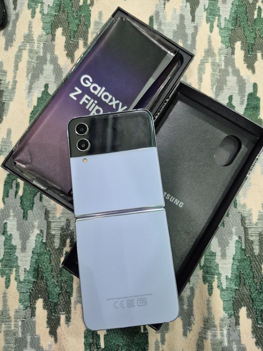 Самсунг ZFlip 4, корпус идеальный, экран сломан.