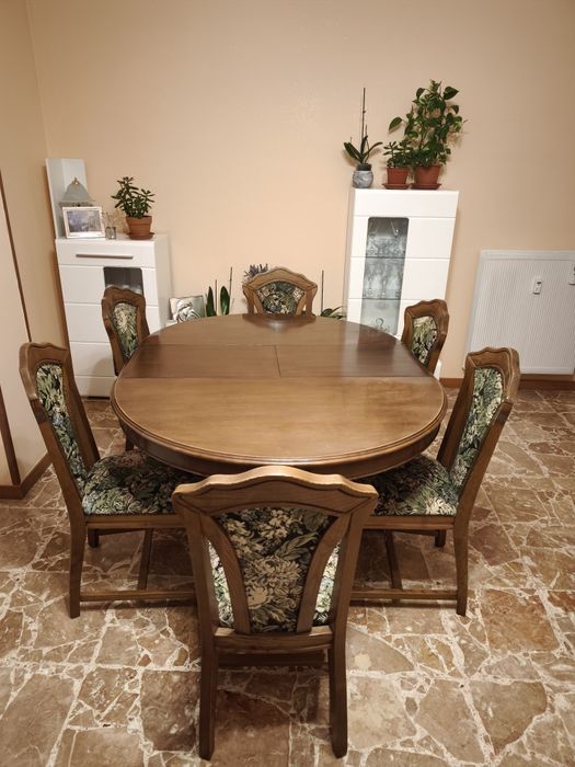 Scaune și mese din lemn masiv Italia