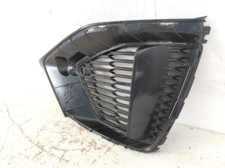 Ауди Кю8 / Audi Q8 1 [Десен проекторен радиаторен грил, оригинален, в