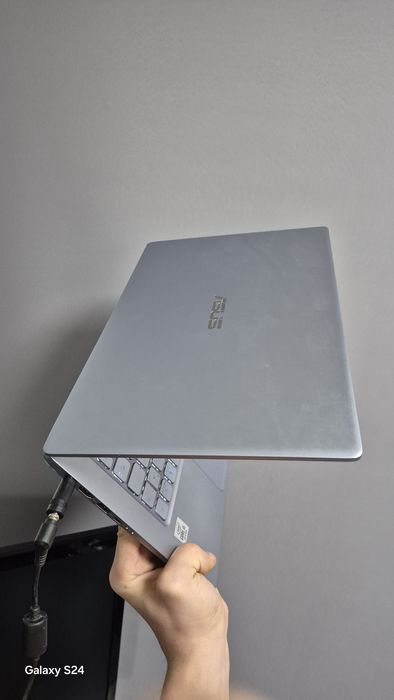 Asus vivobook i5 gen 10 8GB DDR4 512GB SSD