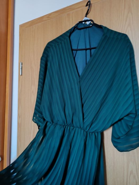 Rochie elegantă verde smarald plisată, midi/lungă