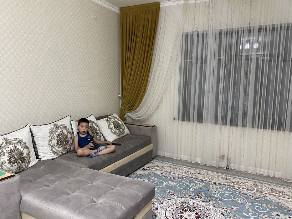 Ковер. Стол-стулья