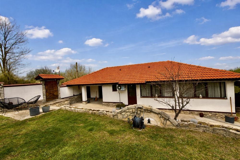 Реновирана къща - гр. Каспичан, кв. Калугерица