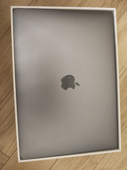 MacBook air  M1  .