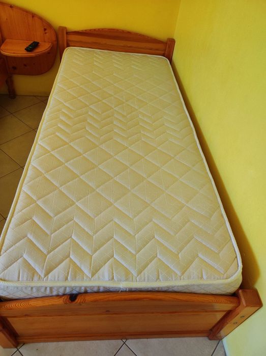 Продавам спалня и легла от масивно дърво