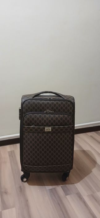 Продам чемодан продам