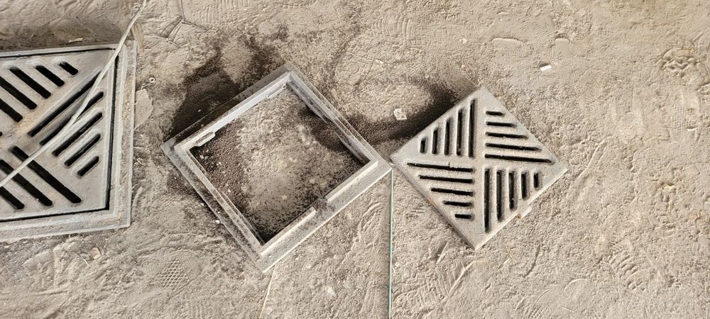 Канализационные чугунные люки, дождеприёмные решетки и пр.