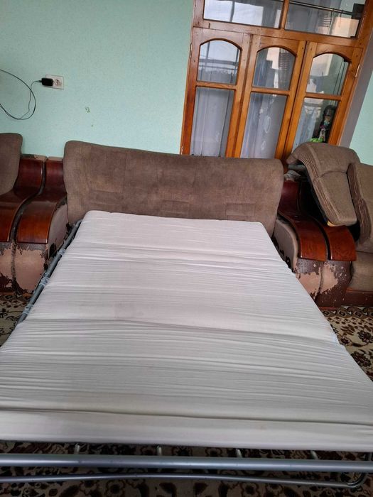 диван раскладушка и два кресла в хорошем состоянии