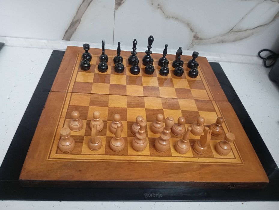 Шах с големи дървени фигури