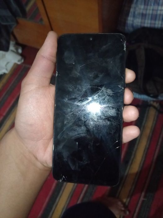 Honor x8 bir qul telefon
Xotira: 6ga 128gb
Aybi:ekran singan orqa kame