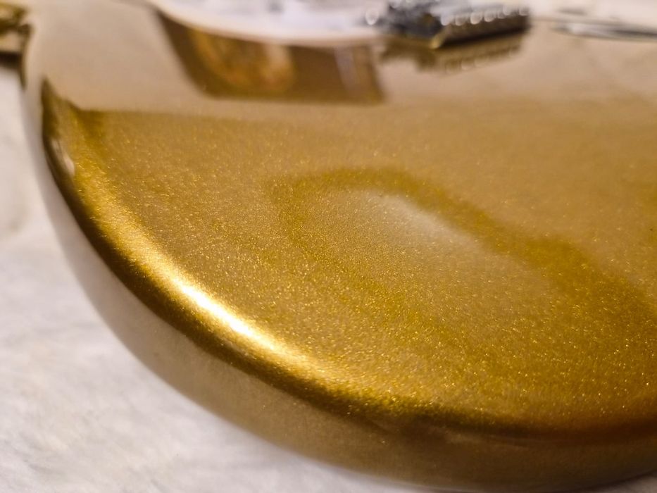 Squier by Fender Aztec gold edition
