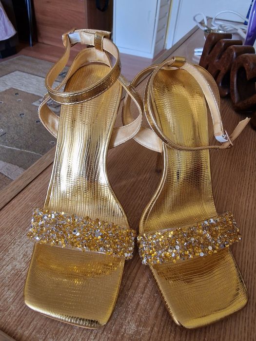 Sandale aurii si pantofi piele