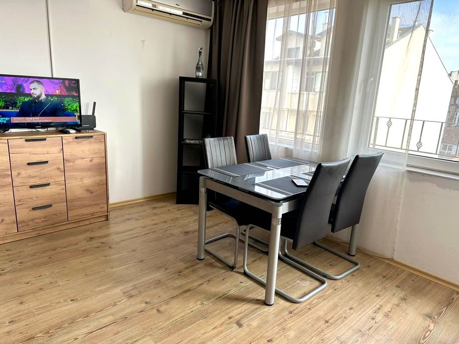 Дава се под наем Тристаен апартамент в Варна, Център - 80 кв.м за 797.64 € - Снимка #1