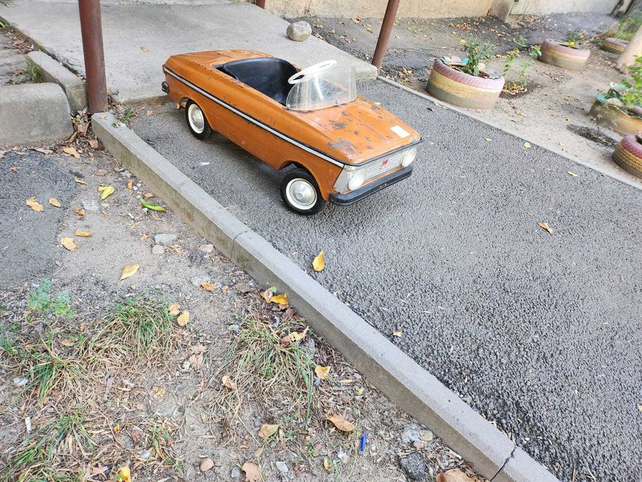 детский педальный автомобиль