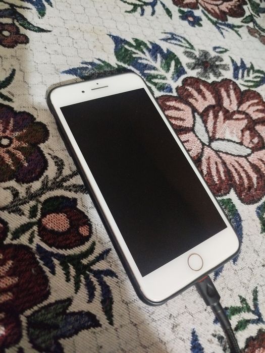 Продам iPhone 8+