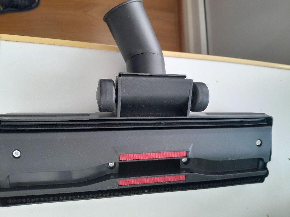 Продам  щётку.шланг на пылесос