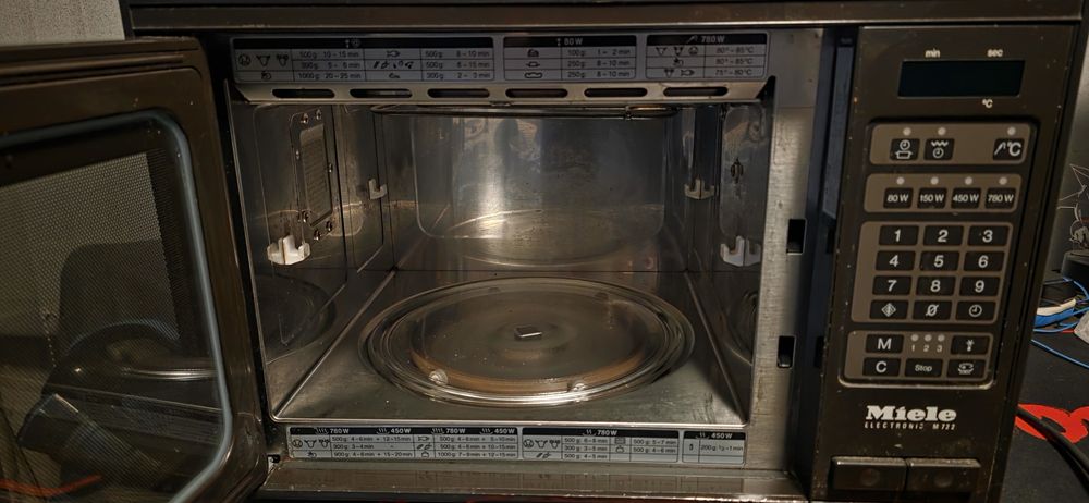 Продавам микровълнова фурна MIELE electronic M722