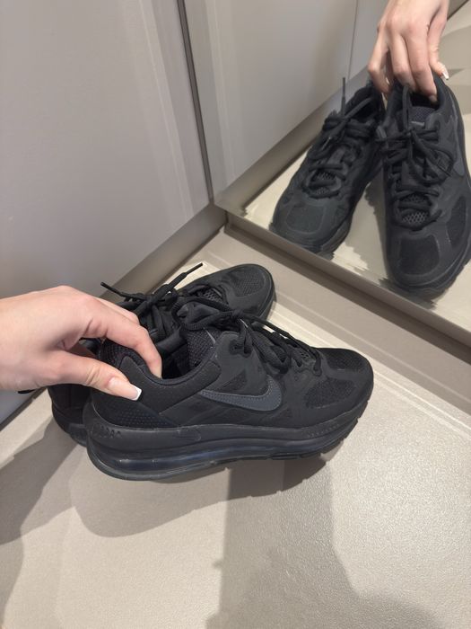 Маратонки Nike.