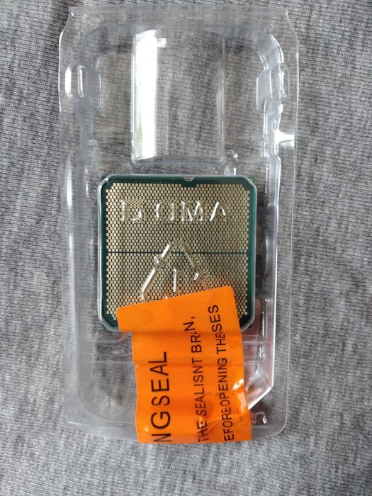 Продавам чисто нов процесор AMD Ryzen 7-7700